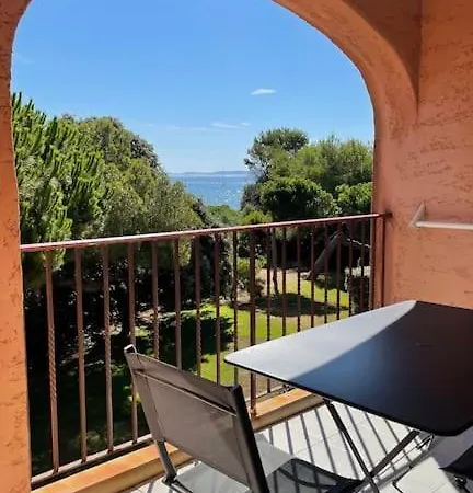 T3 Vue Les Pieds Dans L'eau, Piscine, Clim * Hyeres